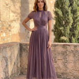 Flavia | Duga ljubičasta haljina s dekolteom u obliku ključa, čipkastim rubom od chiffon materijala