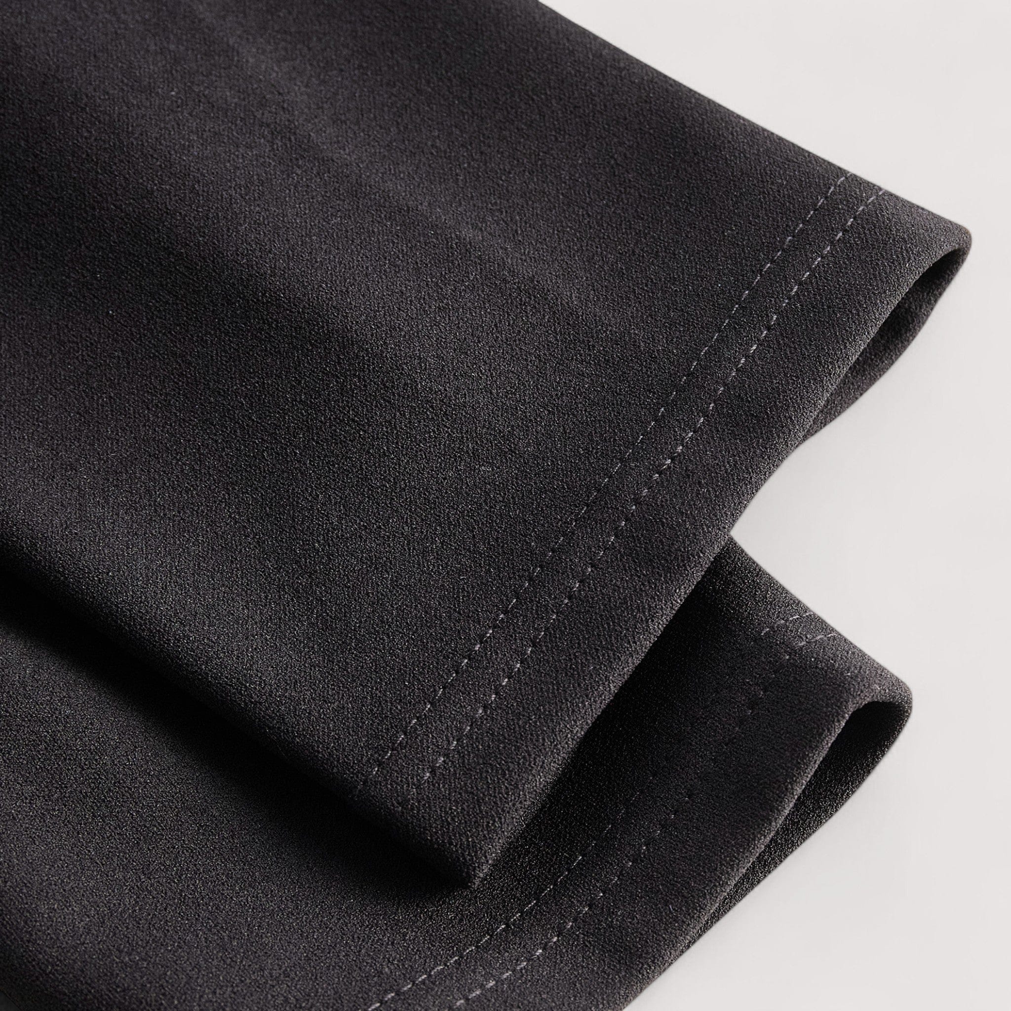 Nora™ | Elegantna crna haljina s remenom i ovratnikom na mandarine - nadiazagreb